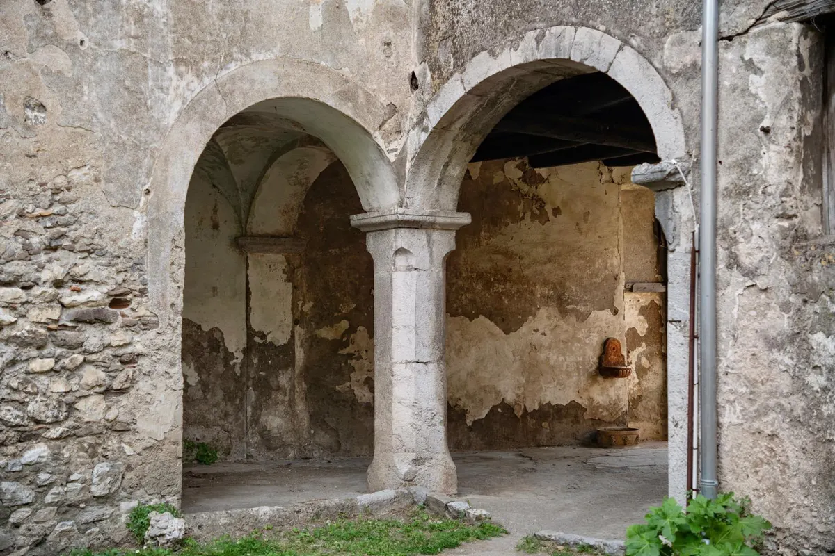 L'androne in pietra dell'osteria