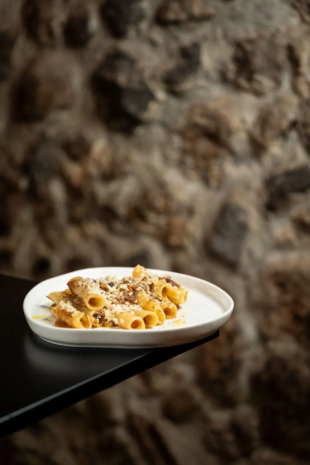 Pasta con genovese e formaggio grattugiato