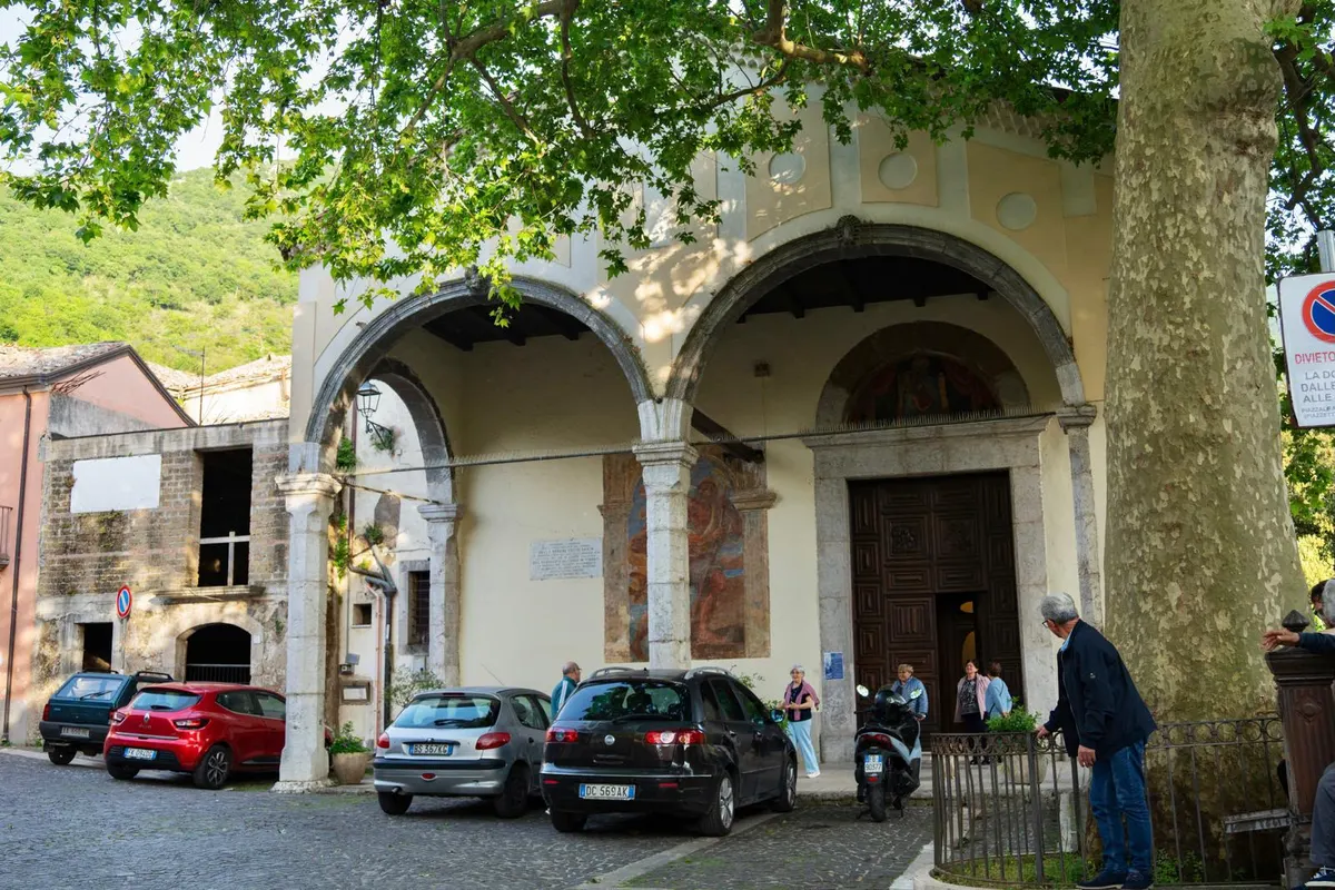 La piazza del borgo con la chiesa e il portico