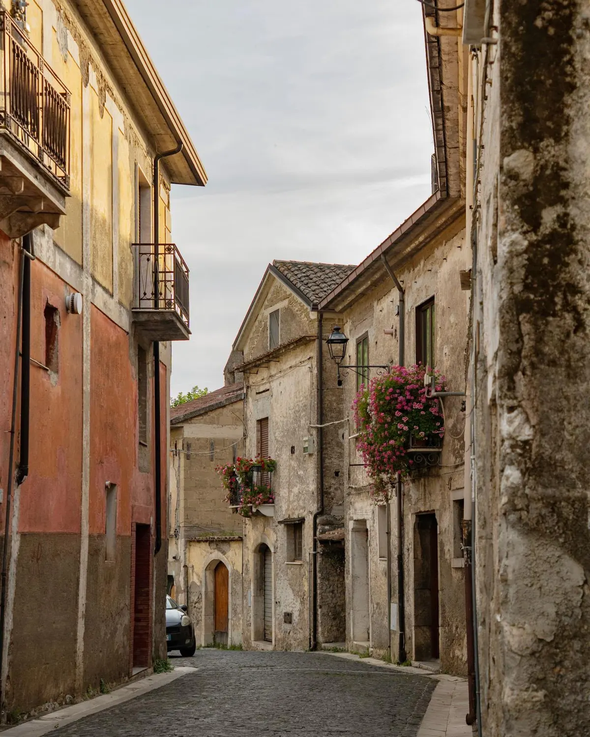 Un vicolo acciottolato del borgo storico di Aterrana