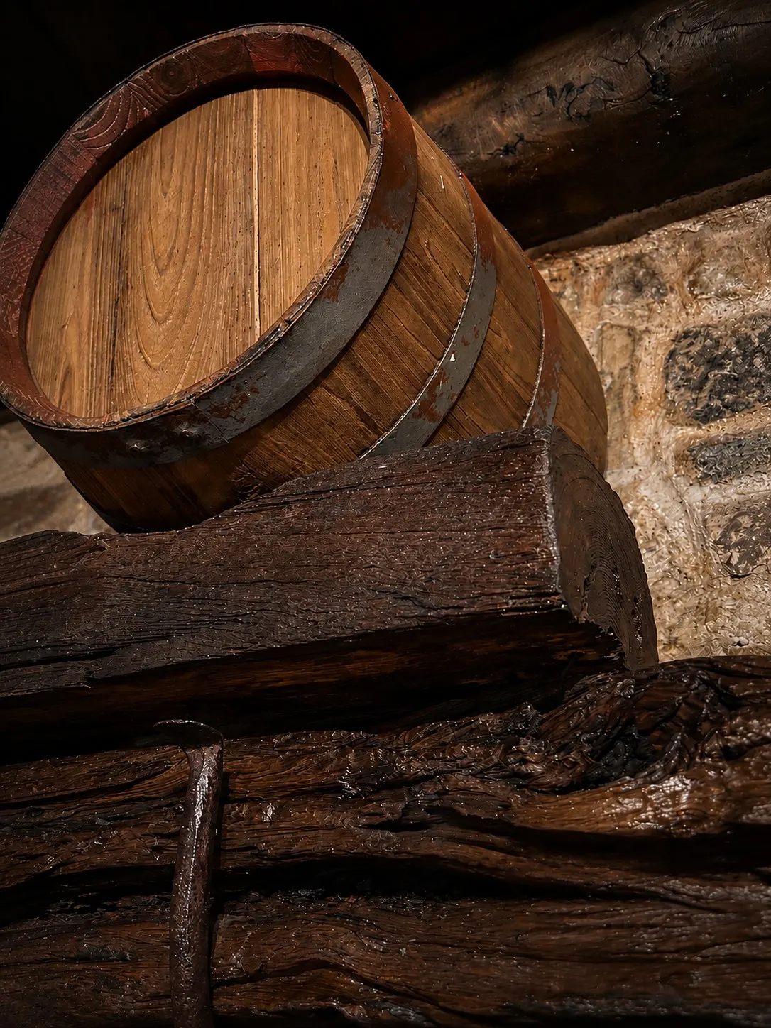 Una botte di legno sulle travi antiche dell'osteria